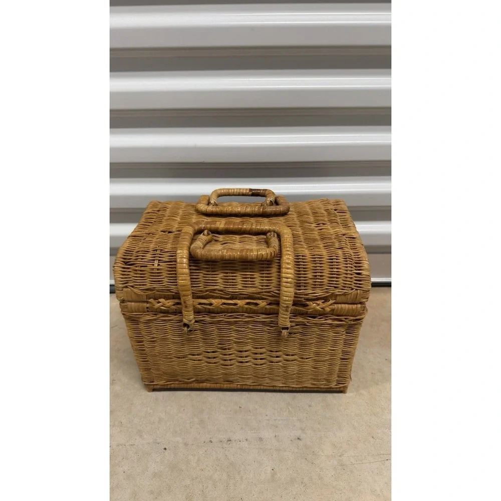 Vtg Large Wicker Basket Double Hinged Handles Sewing Basket,Picnic, crafts 12